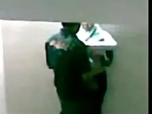 सही हैंगर पर विशाल स ...