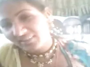 साटन ड्रेस में दो लड ...