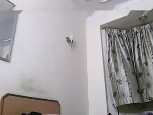 बड़े स्तन के साथ बीब ...