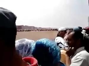 मेगन तंग और संभव हिं ...