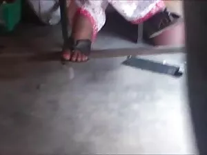 फिशनेट अधोवस्त्र में ...