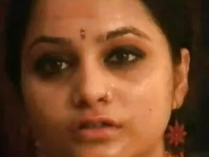 टैटू के साथ सुनहरे ब ...