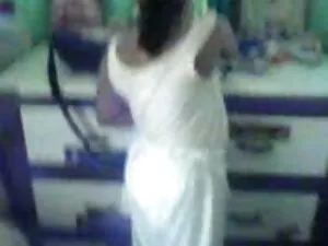 सेक्सी रेडहेड उसके ब ...