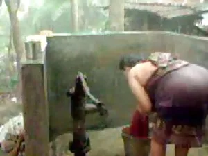 बगीचे में गर्भवती से ...