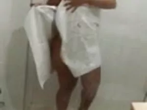 एक कार में लड़कियां  ...