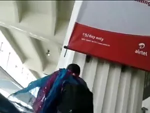 युवा युगल आउटडोर बकव ...