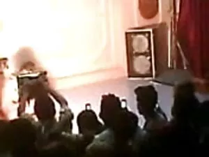 खिलौना बनाम बालों वा ...