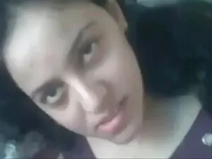 दो सख्त लाठियों से प ...