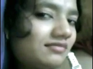 उसे ब्रा में milf मु ...