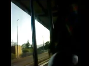 EX द्वारा टेप पर पकड ...