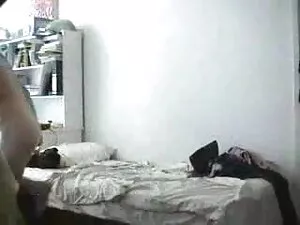 वह देखता है उसे गड़ब ...