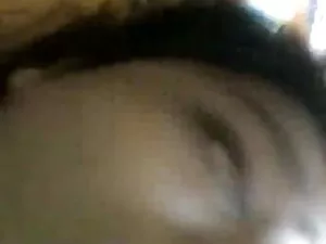 बड़े स्तन के साथ काल ...